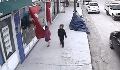 Bayrağa Yaptığı Hareketle Fenomen Olan Çocuk!