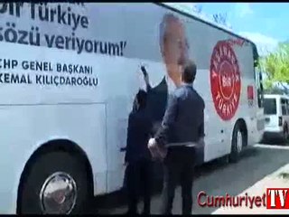 CHP seçim otobüsüne taşlı saldırı