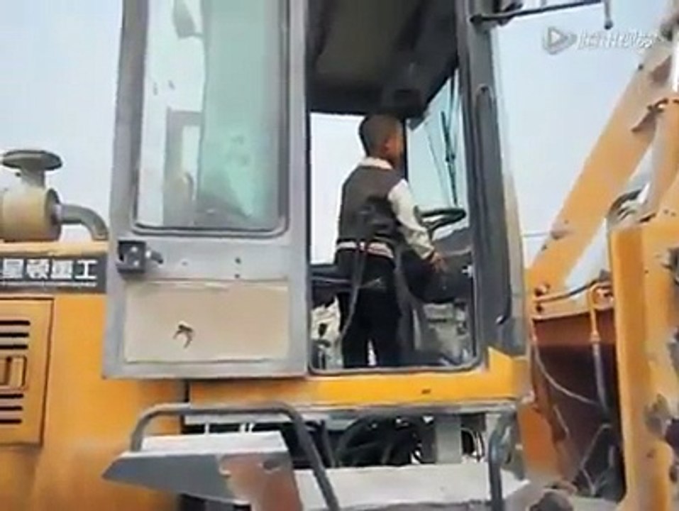 funny video baby working.......