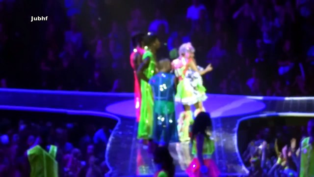 Lady Gaga stops a fight at concert(The Artrave - The Artpop Ball) (live in Antwerp) Sportpaleis