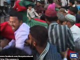 Dunya News - PTI s Karimabad camp attacked, large number of MQM workers gather at PTI camp