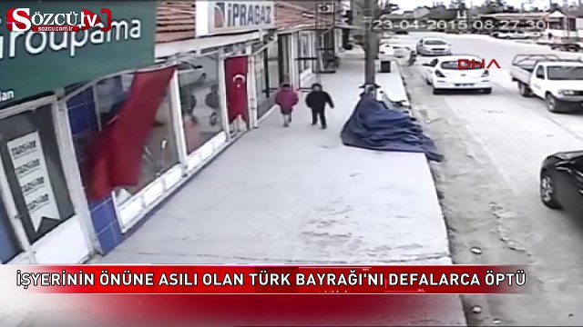 Bayrağı öpen çocuk sosyal medyayı salladı