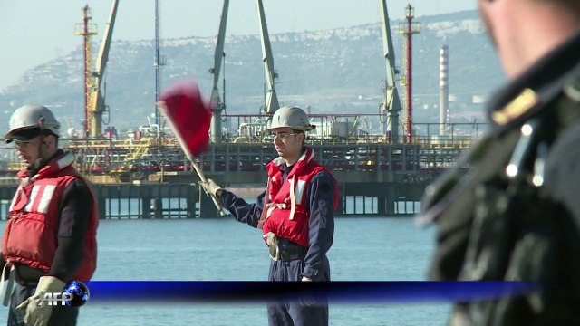 Hundreds more rescued migrants arrive in Sicily