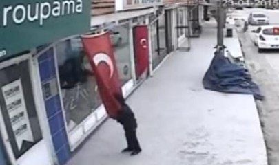 Sosyal medya bu küçük çocuğun bayrak sevgisini konuşuyor