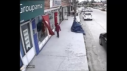 Bayrağı Öpen Çocuk videosu