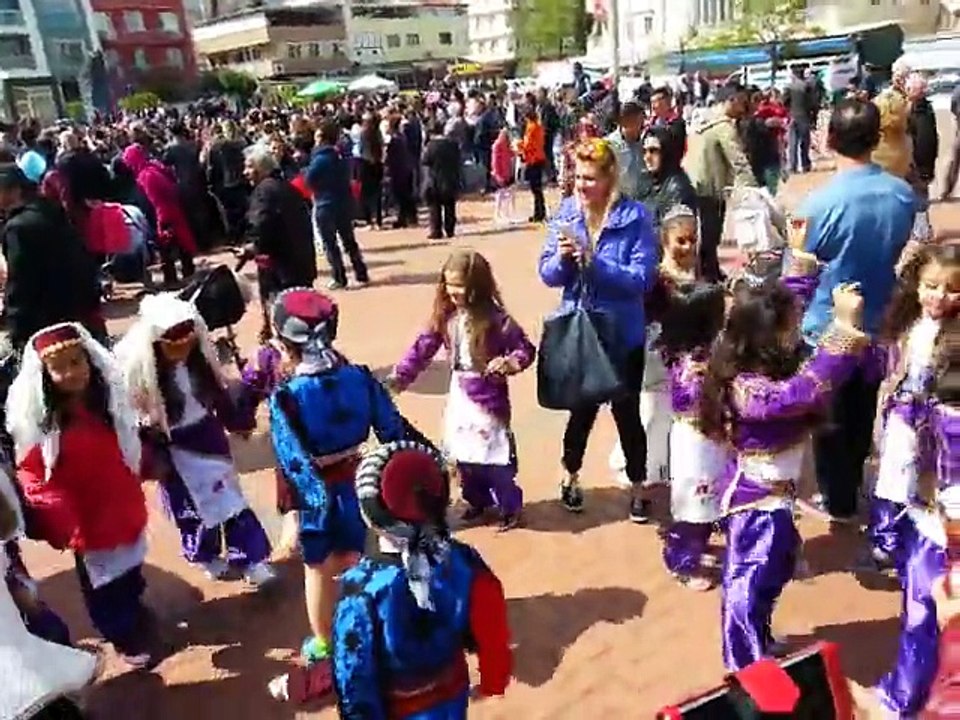 Izmir Narlidere'de 23 Nisan Coskusu