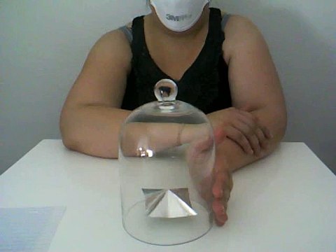 Télékinésie, rotation pyramide aluminium sous bocal BIS