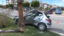 Manavgat Otomobil Ağaca Çarptı, Sürücü Öldü