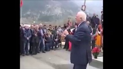 Besomni Fansa te dashur kjo këng, me ka ber te rreqethëm.