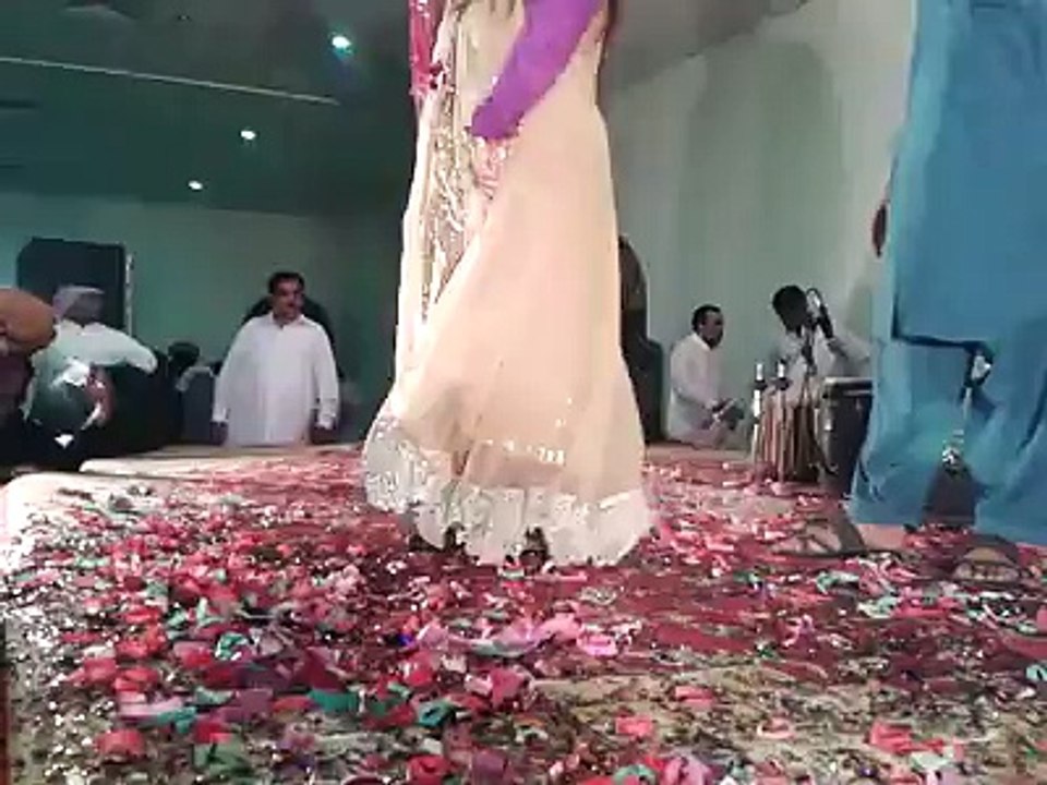 Pashto Nadiya Gul New Stage Local Dance 2014