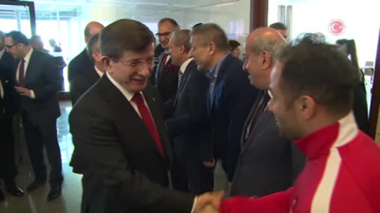 Trabzon Erdoğdu Anadolu Lisesi Oyuncuları, Davutoğlu'nu Karşıladı