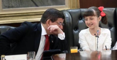 CHP'li Tanrıkulu'ndan Davutoğlu'nun Çocuğa 'Sufle ' Vermesine Sert Tepki