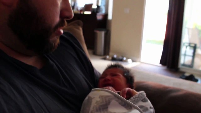 Bébé s'endort au son de Dark Vador!