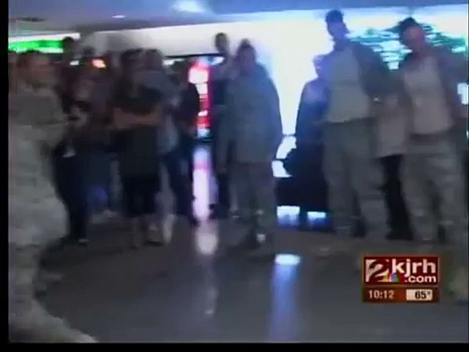 Tulsa soldier returns home, proposes to his girlfriend