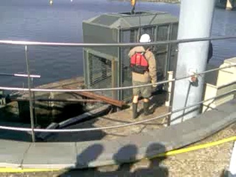 Vidéo0240 capture saumons a la passe a poissons vichy le 23 avril 2015