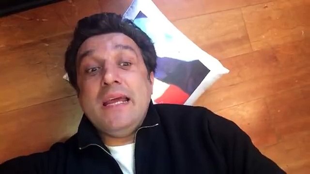 Flavio Insinna recita la poesia Il gatto