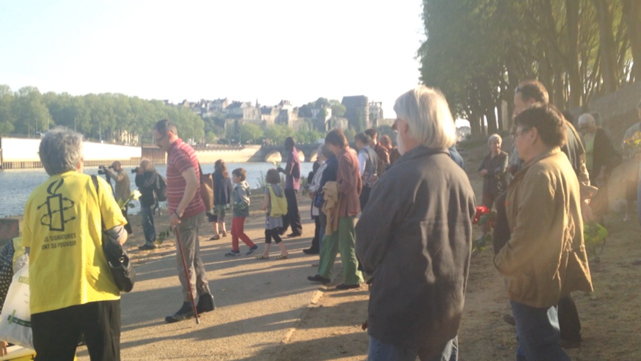 Des fleurs pour les migrants défunts