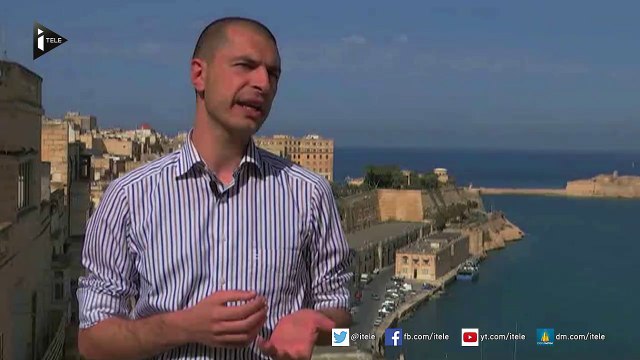 Les migrants ont un téléphone satellite donné par les passeurs