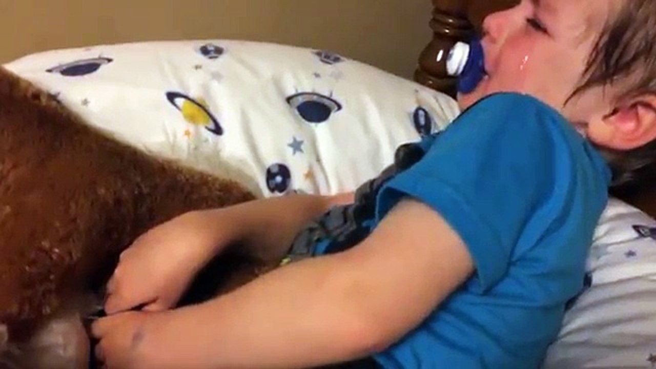 Amerika başkanlık seçimlerine katılmak için ağlayan çocuk