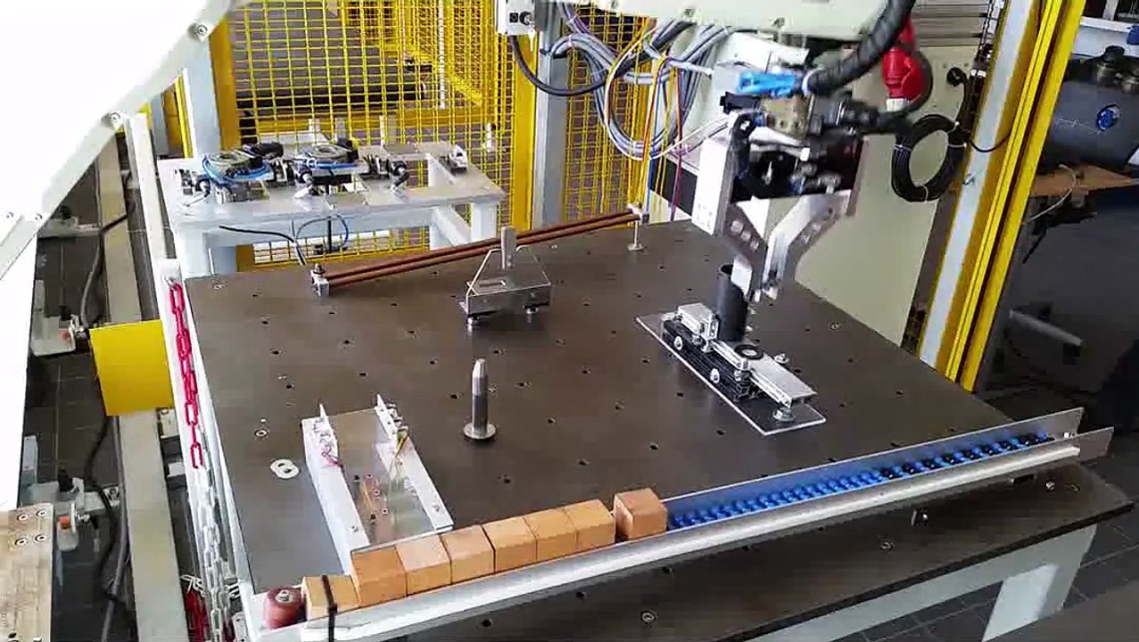 Roboter stapelt tellerfedern