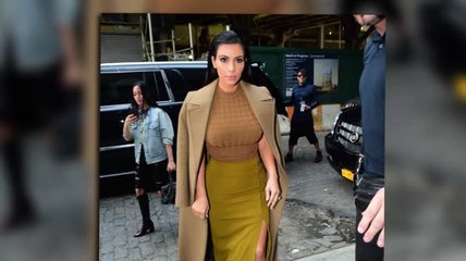 Kim Kardashian en tons beige et vert à New York