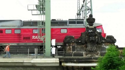 5 Ludmillas sichern Brücke im Hochwasser 2013 in Dresden (mit Abfahrt als Lokzug)