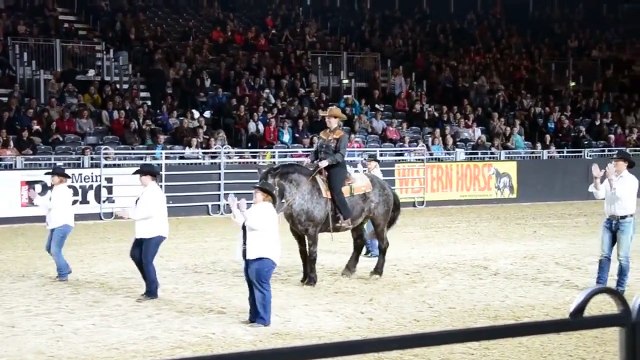 VIDEO : un cheval danse sur la country music