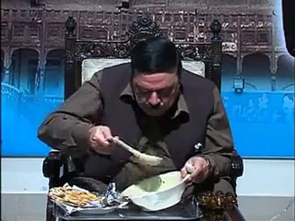 شیخ رشید کا کھانے کا دیسی سٹائل - جسے ریکارڈ کر کے سوشل میڈیا پر لیک کر دیا گیا