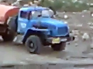 Çılgın şoförler gölün içinden geciyor