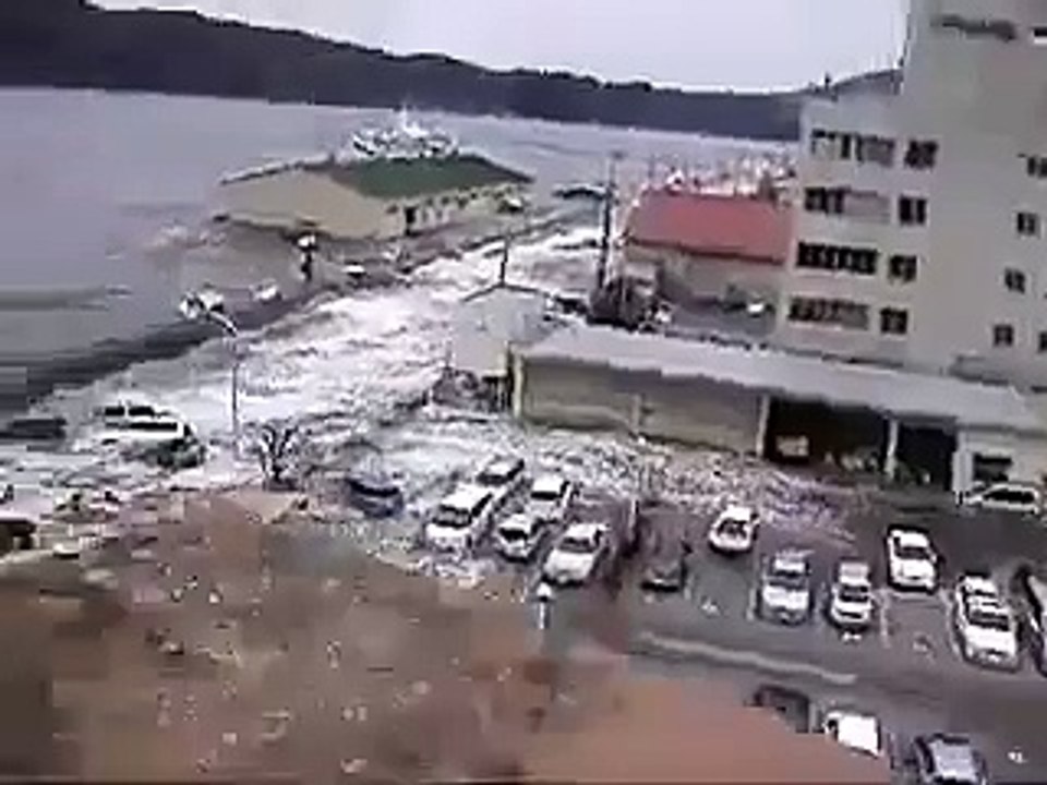 Tsunami anı şehir kıyısını yutuyor