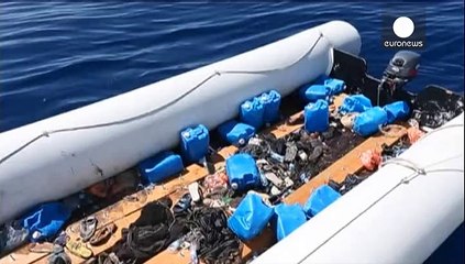 Video herunterladen: Italy: 220 migrants rescued off Libyan coast