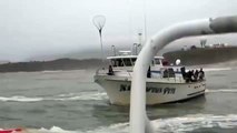 Dev dalgaların balıkçı teknesi vurma görüntüsü -Big Wave Hits Fishing Boat