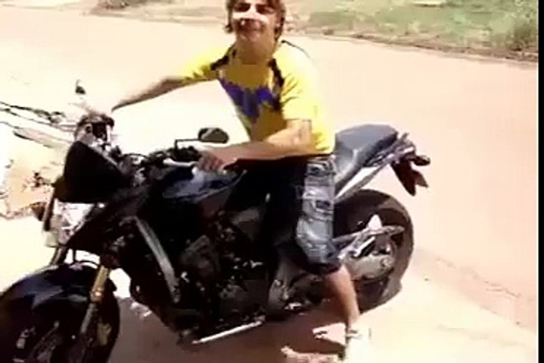 Ce Motard qui faisait TROP le malin va finir sa course sous sa moto ...