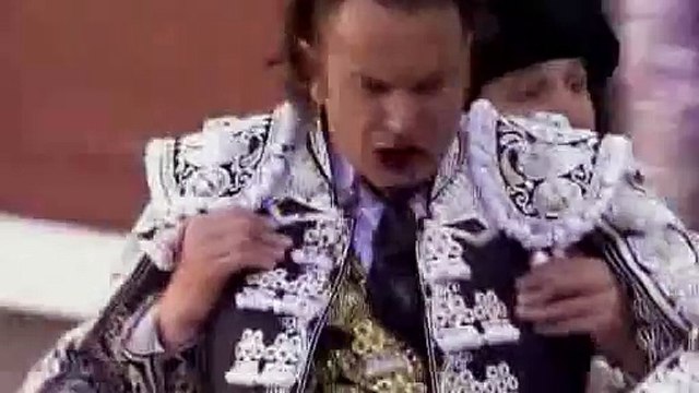 Spanish bullfighter gored through the neck!