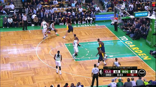 Interception et gros windmill pour LeBron James !