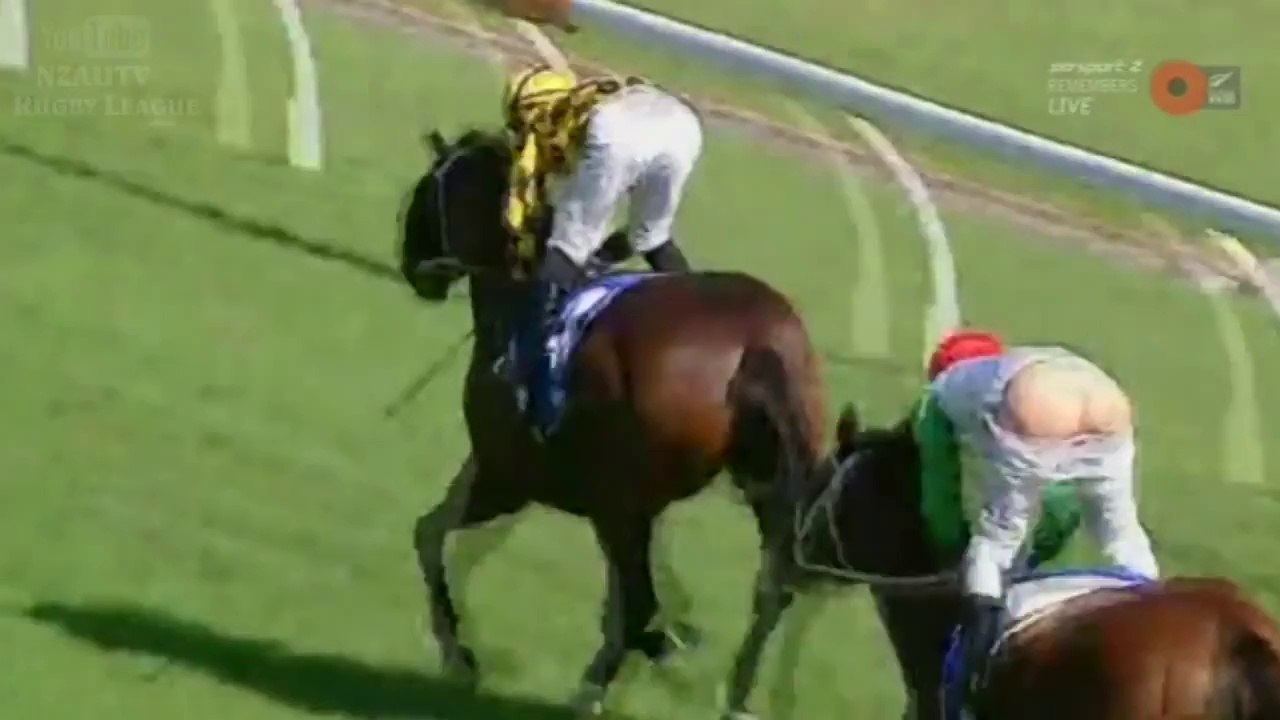 Jockey Pants Fall Down during race Vidéo Dailymotion