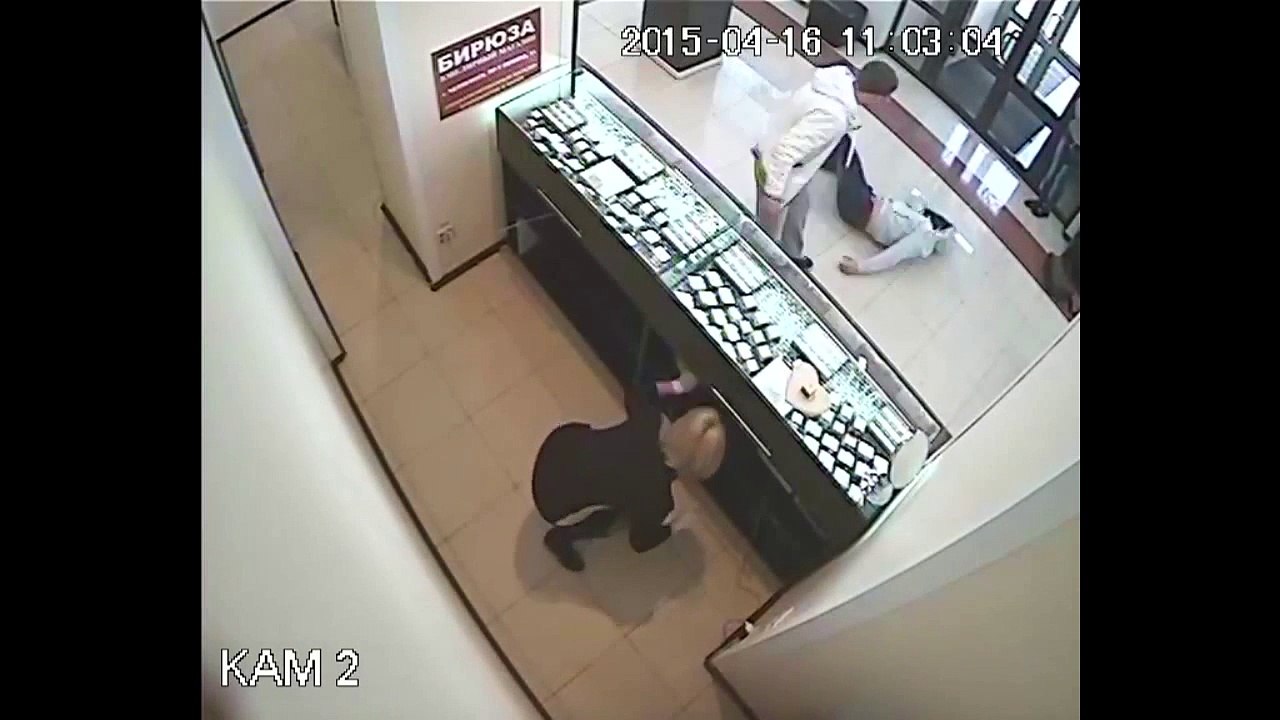 Un coup de pieds dans la face d'un braqueur qui lui provoque une crise d’épilepsie