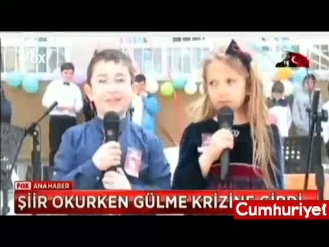 Şiir okurken gülme krizine girdi