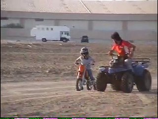 Ce petit apprend à faire de la moto