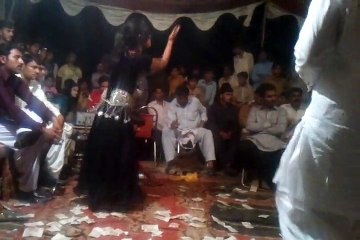 Mujhy NoLakha mangwa de - superb awesome dance girl in Mehndi night