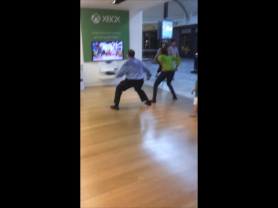 Danser comme un fou en plein centre commercial