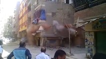 Building collapses in Egypt : impressive footage