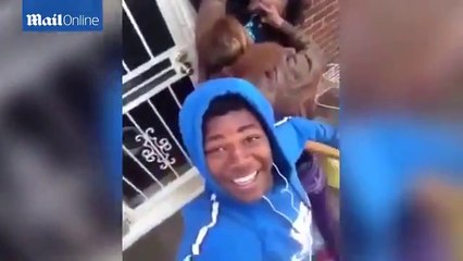 Selfie avec sa copine et sa mère qui se battent derrière