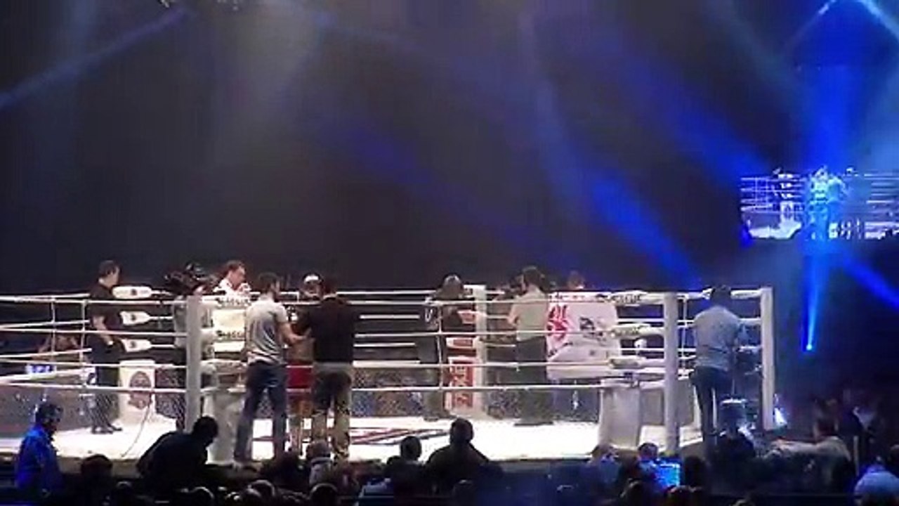 Combat MMA médiéval entre 2 chevaliers...WTF!!!
