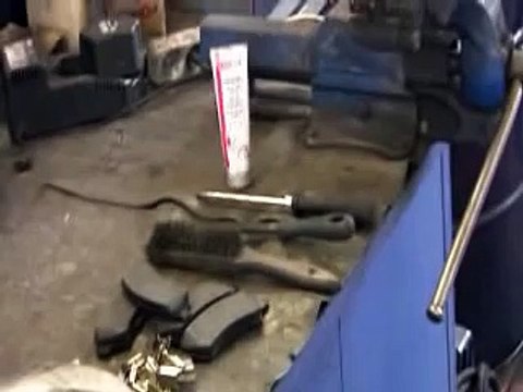 Bremssscheiben und Bremsklötze vorne erneuern Peugeot 307/ Peugeot 307 Brakes/ Frein avant Peugeot