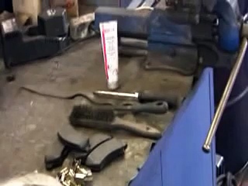 Bremssscheiben und Bremsklötze vorne erneuern Peugeot 307/ Peugeot 307 Brakes/ Frein avant Peugeot