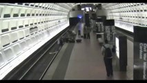 Un homme en fauteuil roulant tombe sur les rails du métro