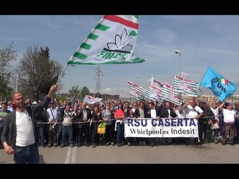Gricignano (CE) - "Erano meglio i cinesi", gli operai Indesit davanti alla Us Navy  (23.04.15)