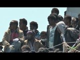 Salerno - Lo sbarco dei migranti salvati nel Canale di Sicilia (22.04.15)