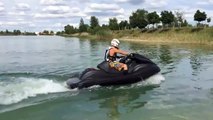 Un jetski équipé d'un moteur de Suzuki GSX 1300 R Hayabusa